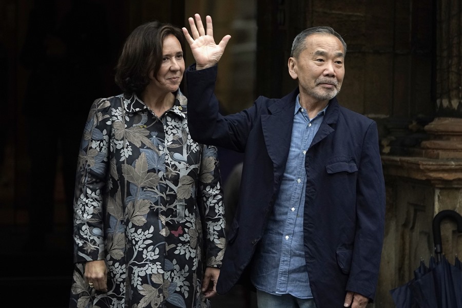 El escritor japonés Haruki Murakami, a su llegada a Oviedo