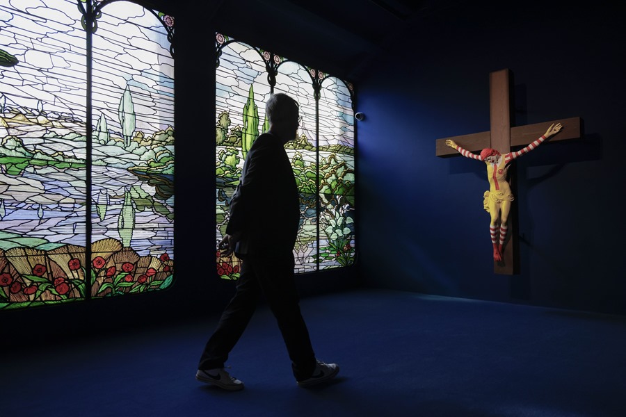 Una persona observa la obra "McJesus", de Jani Leinone, una de las obras que se muestra en el Museo del Arte Prohibido que ha abierto este martes en Barcelona.