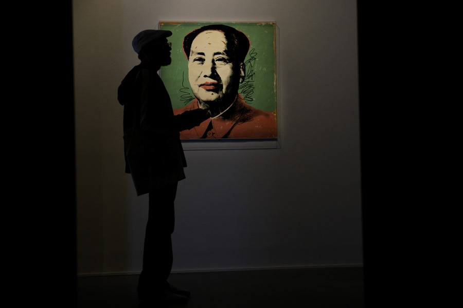 Una persona observa la obra "Mao", de Andy Warhol, una de las obras que se muestra en el Museo del Arte Prohibido que ha abierto este martes en Barcelona. 