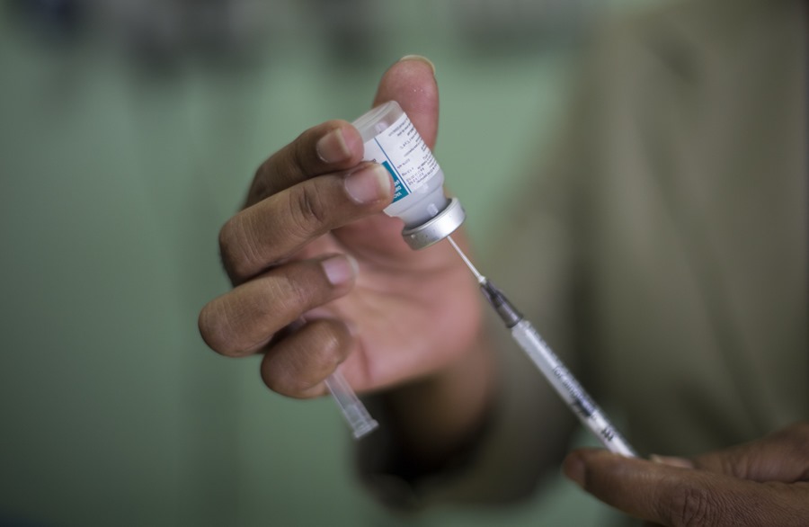 Una enfremera prepara una vacuna para la difteria, enfermedad que ha matado a más de 600 personas en Nigeria desde diciembre de 2022.