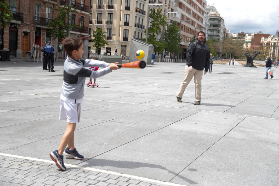 Un niño practica deporte con su padre
