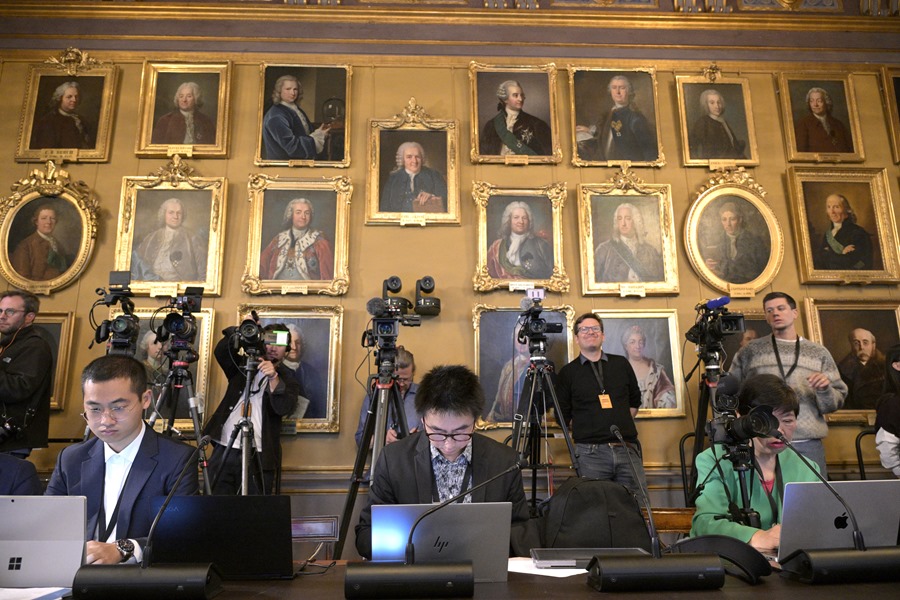 Periodistas a la espera del fallo del Premio Nobel de Física, hoy en Estocolmo. 