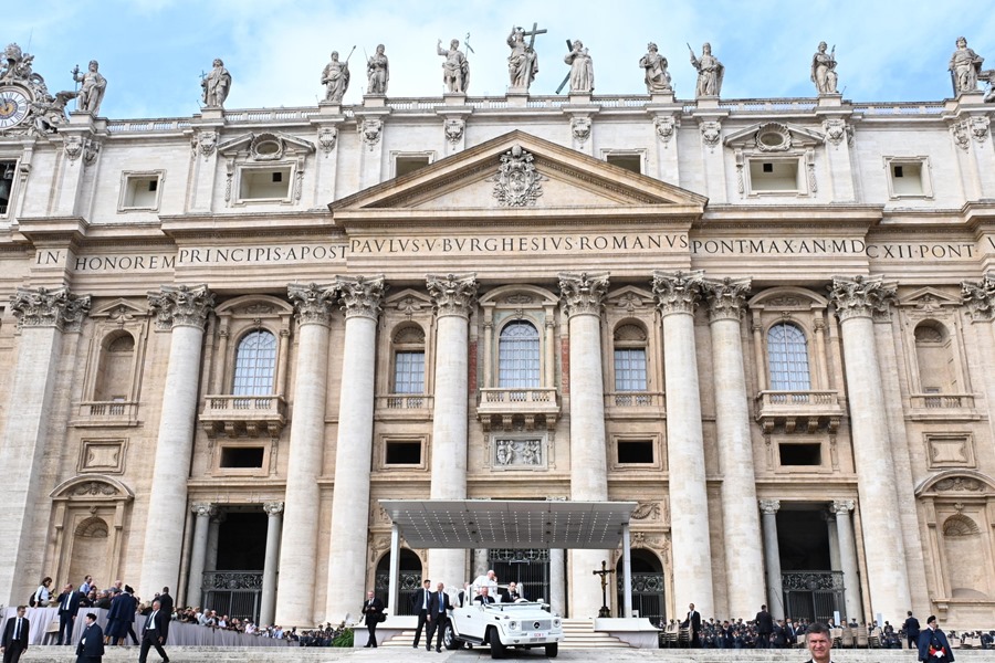 El papa Francisco (c), en una imagen del pasado día 25 en la plaza de San Pedro del Vaticano.