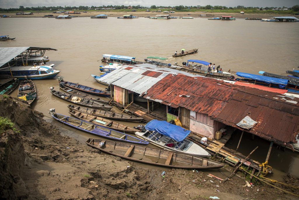 Fotografía cedida por WWF Colombia de embarcaciones a orillas del río Amazonas, el 17 de octubre de 2023, en Puerto Nariño (Colombia). EFE/ WWF Colombia