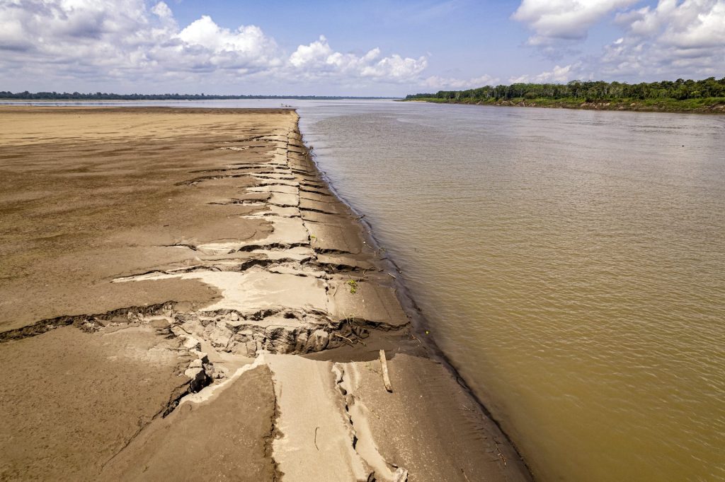 Fotografía cedida por WWF Colombia de una playa agrietada en mitad del río Amazonas, el 17 de octubre de 2023, en Puerto Nariño (Colombia). EFE/ WWF Colombia