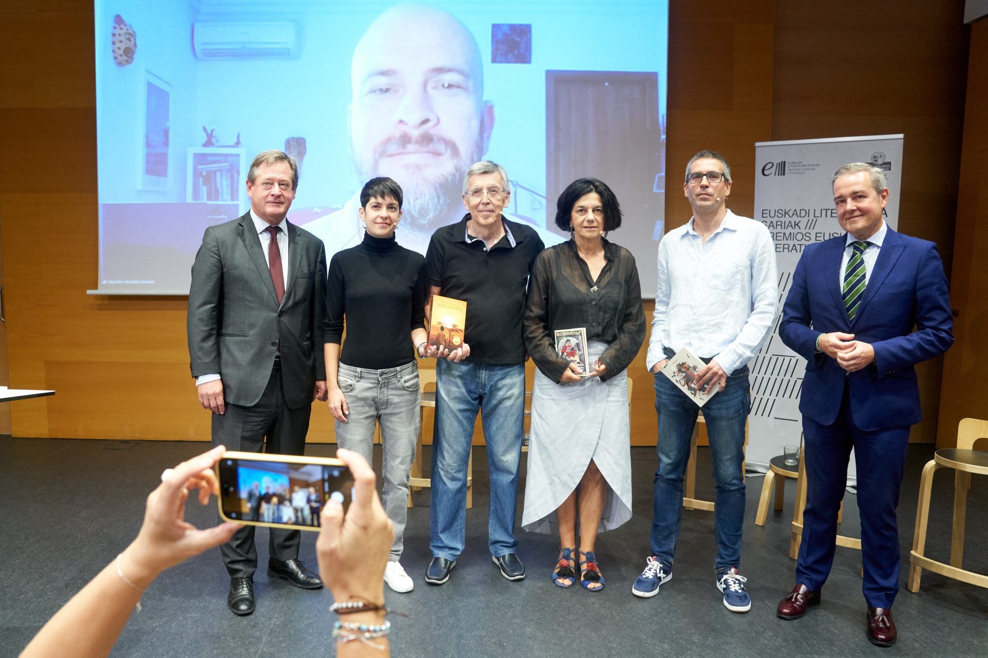 El consejero de Cultura, Bingen Zupiria, y los premiados posan tras conocerse los premios. EFE/ Lino. Rico