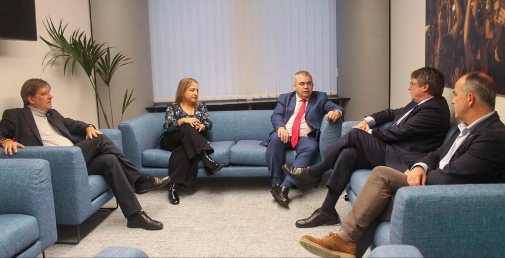 El expresidente de la Generalitat y eurodiputado de JxCat, Carles Puigdemont (2d), y el secretario de organización del PSOE, Santos Cerdán (c), se han reunido este lunes para "avanzar" hacia la investidura de Sánchez.
