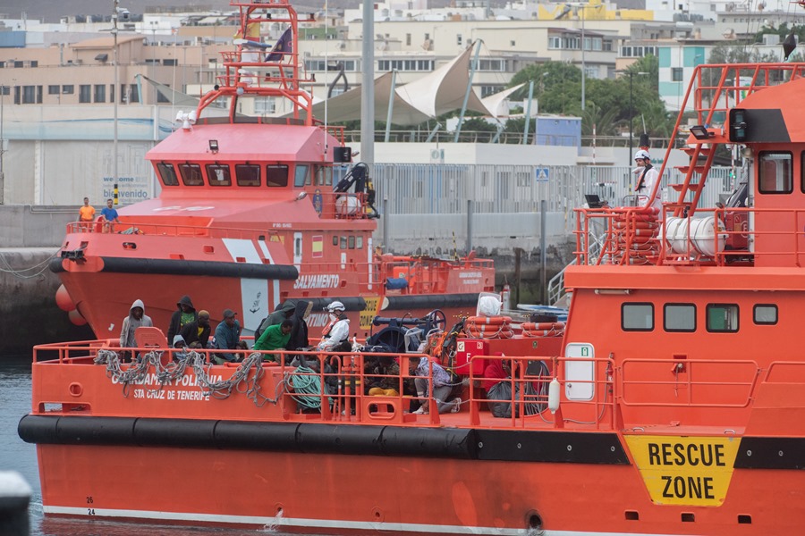 Llegada al muelle de Gran Tarajal (Fuerteventura) de los 48 ocupantes de una patera rescatada este lunes por el buque de Salvamento Marítimo Guardamar Polinmia