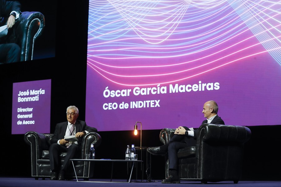 El director general de la Asociación de fabricantes y distribuidores (Aecoc), José María Bonmatí (i), y el CEO en INDITEX, Óscar García Maceiras, hoy Zaragoza