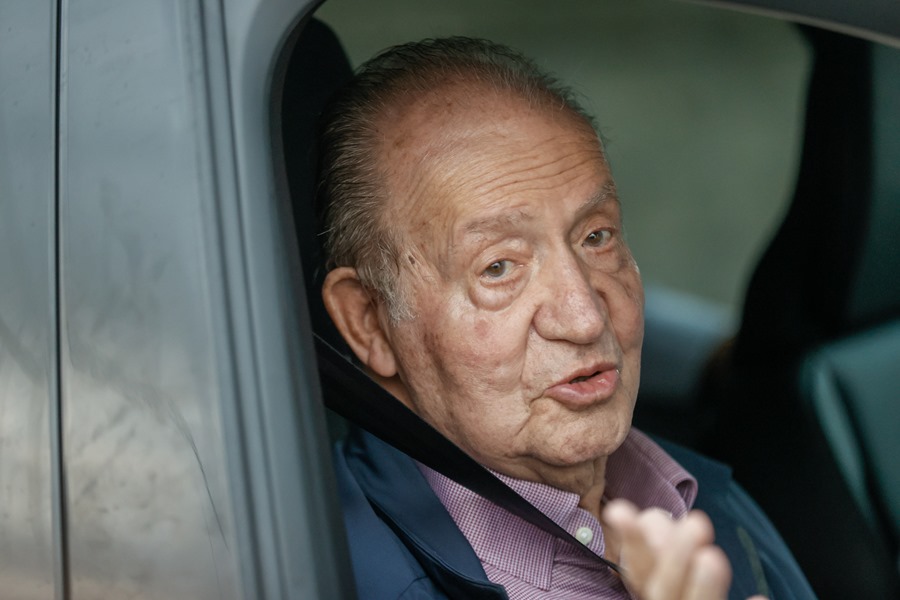 El rey Juan Carlos se despide de los periodistas a la salida de la casa de su amigo Pedro Campos.