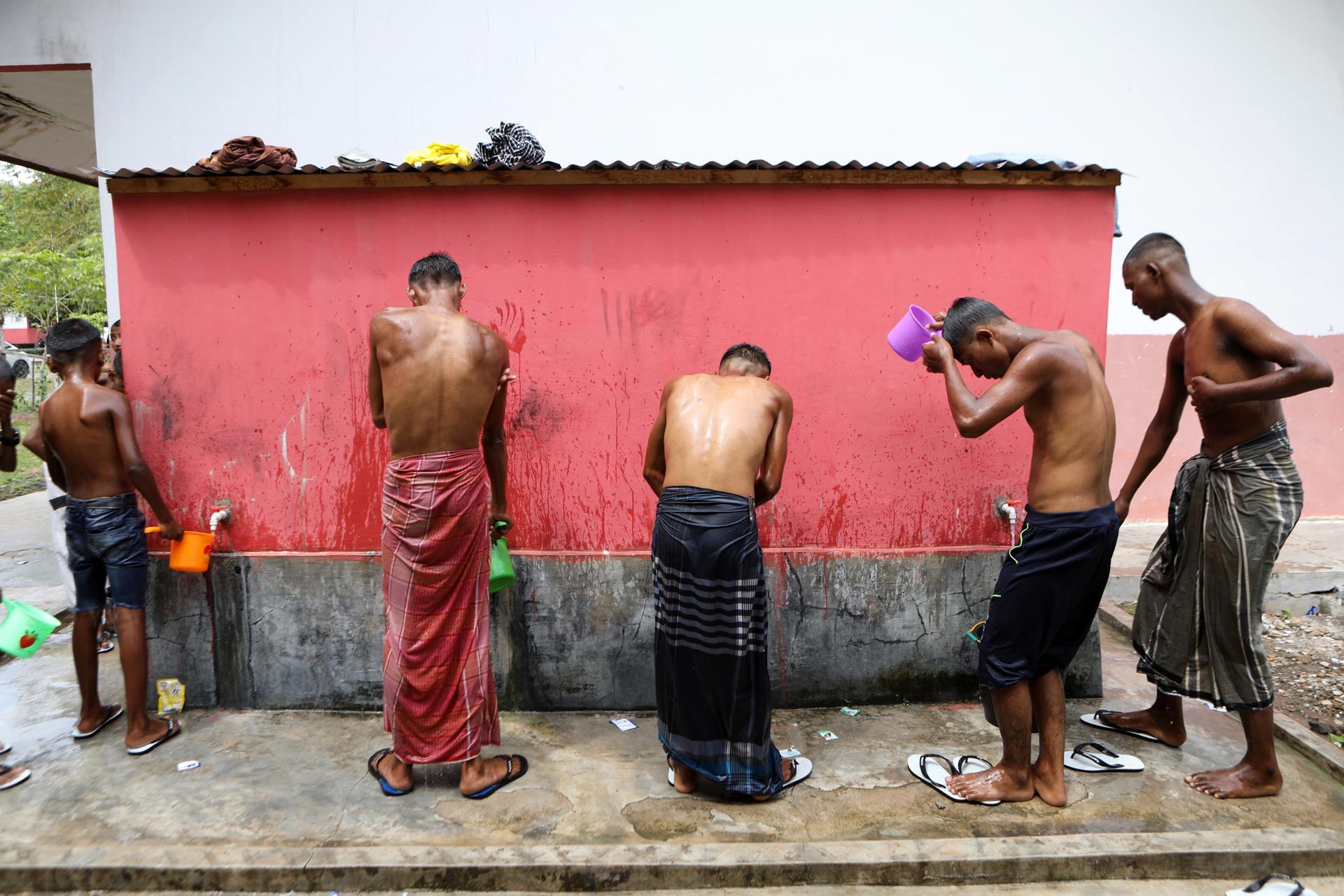 Rohingya refugees take a bath at their temporary shelter provided by Aceh local Goverment in Pidie, Aceh, Indonesia, 28 December 2022. EFE/FILE/HOTLI SIMANJUNTAK