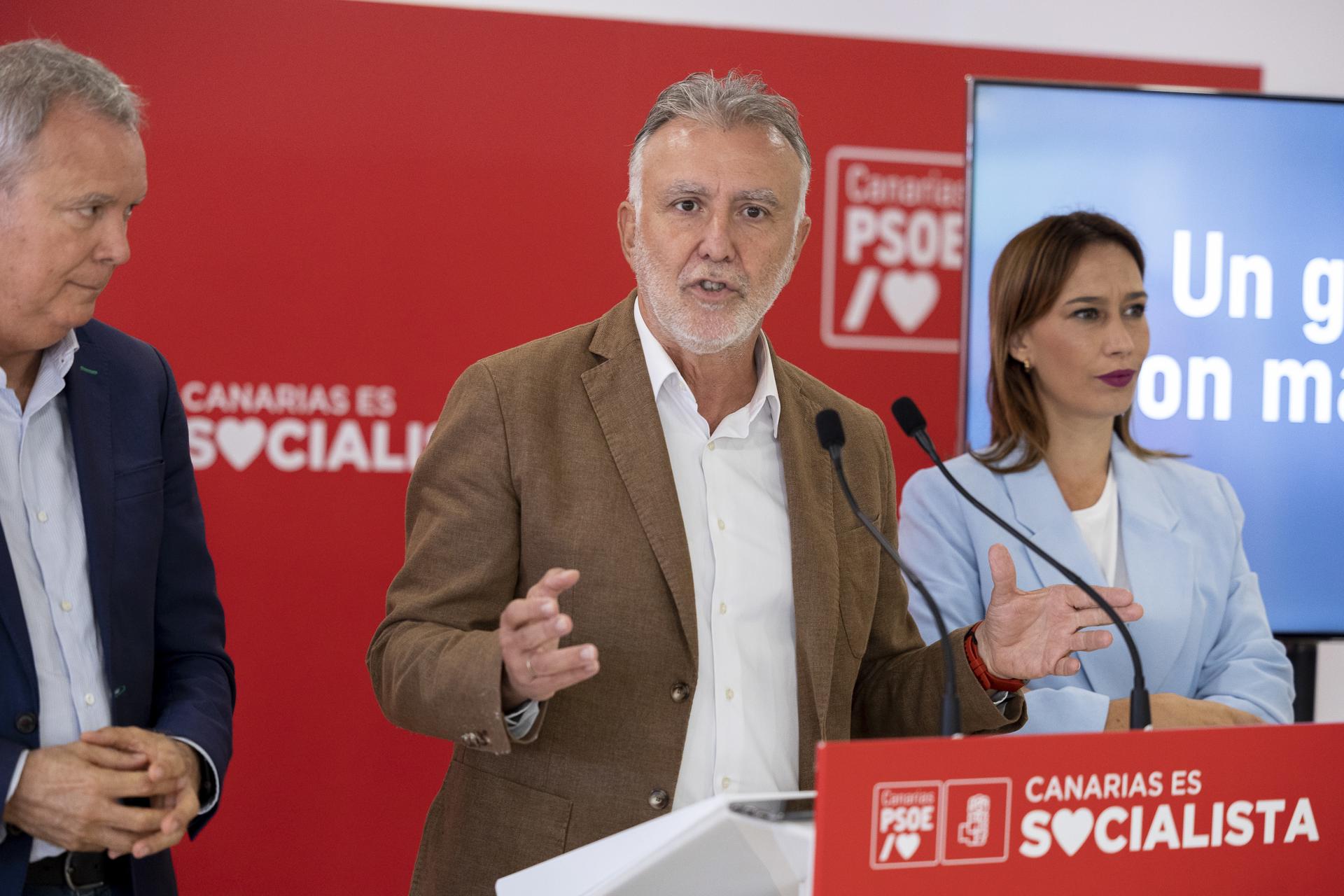 El secretario general del PSOE de Canarias, Ángel Víctor Torres (c), acompañado por los diputados socialistas Sebastián Franquis (i) y Nira Fierro (d). EFE/Quique Curbelo