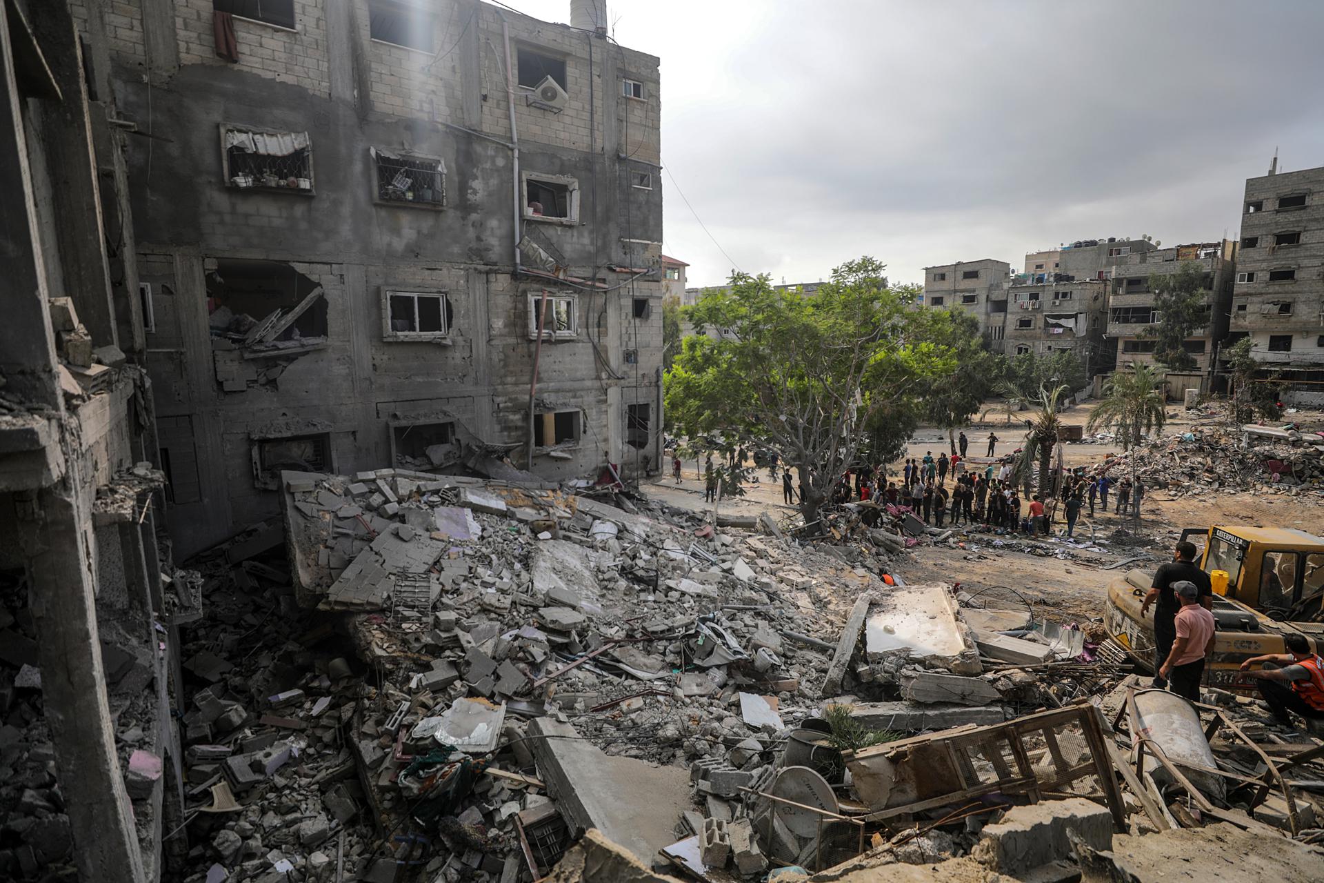 Palestinian civil defense workers search for victims and survivors among the rubble of a destroyed family house following an Israeli air strike in Gaza City, 23 October 2023. EFE-EPA/MOHAMMED SABER
