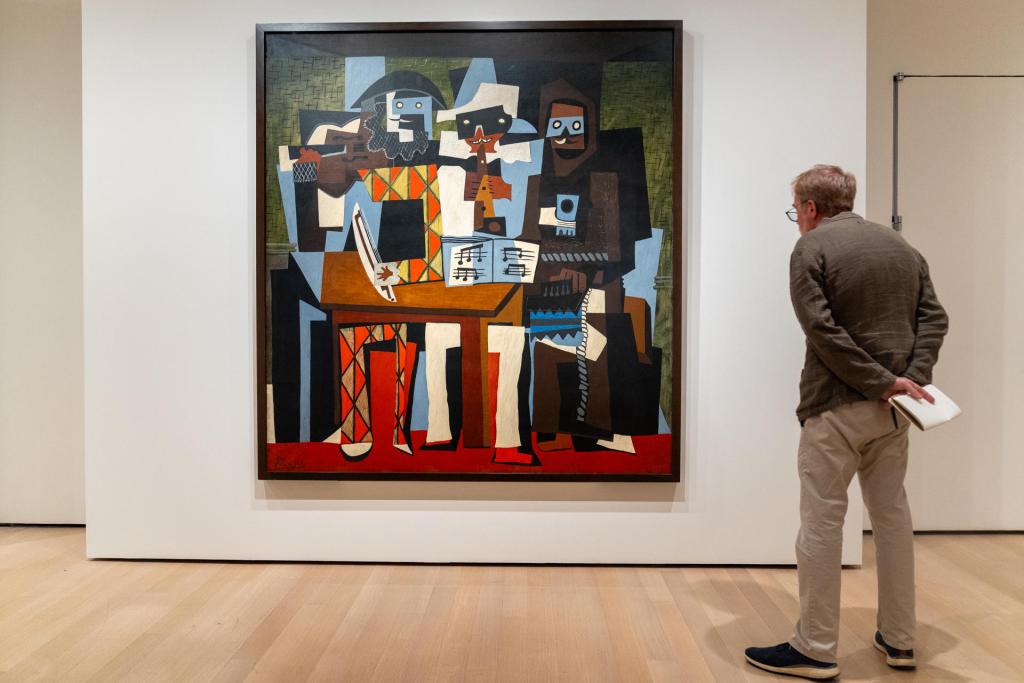 Visitantes observan obras expuestas en la muestra 'Picasso in Fontainebleau' del artista Pablo Picasso, en el Museo de Arte Moderno de Nueva York (MoMA), en Nueva York (Estados Unidos). EFE/Ángel Colmenares
