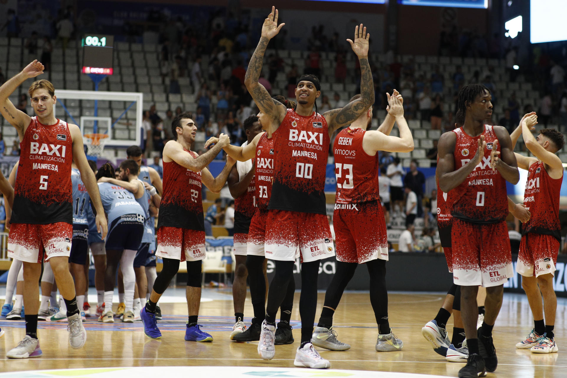 Los jugadores del Baxi Manresa celebran la victoria ante el Breogán, al término del partido de la Liga Endesa de baloncesto disputado este domingo en Lugo. EFE/Eliseo Trigo
