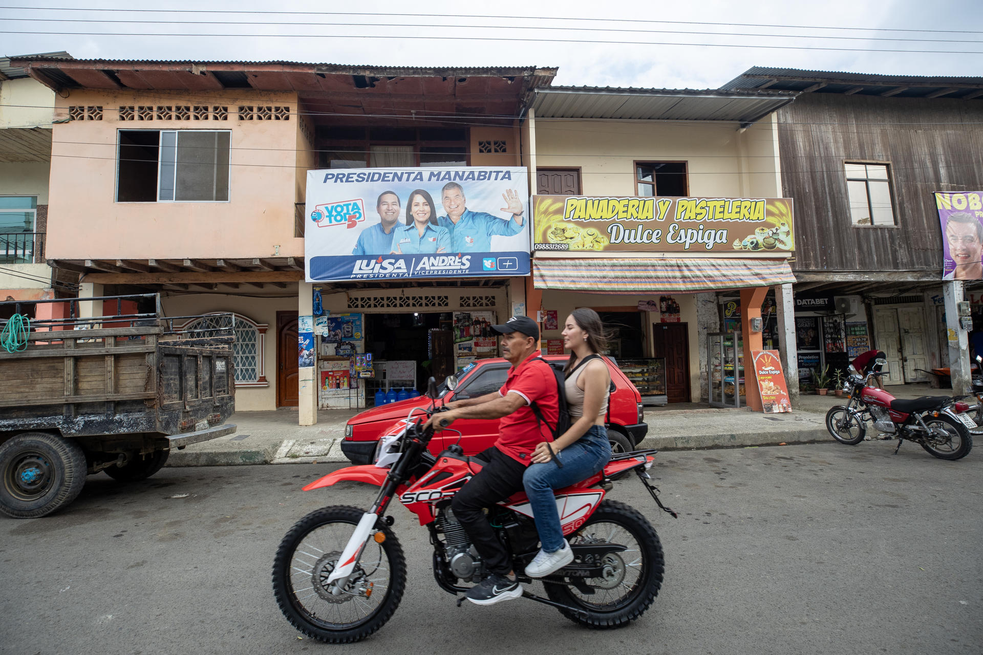 QUI01.EL CARMEN (ECUADOR) 14/10/2023.-. View today of an advertisement of presidential candidate Luisa Gonzalez, in the town of El Carmen, Manabi province (Ecuador). EFE/José Jácome

