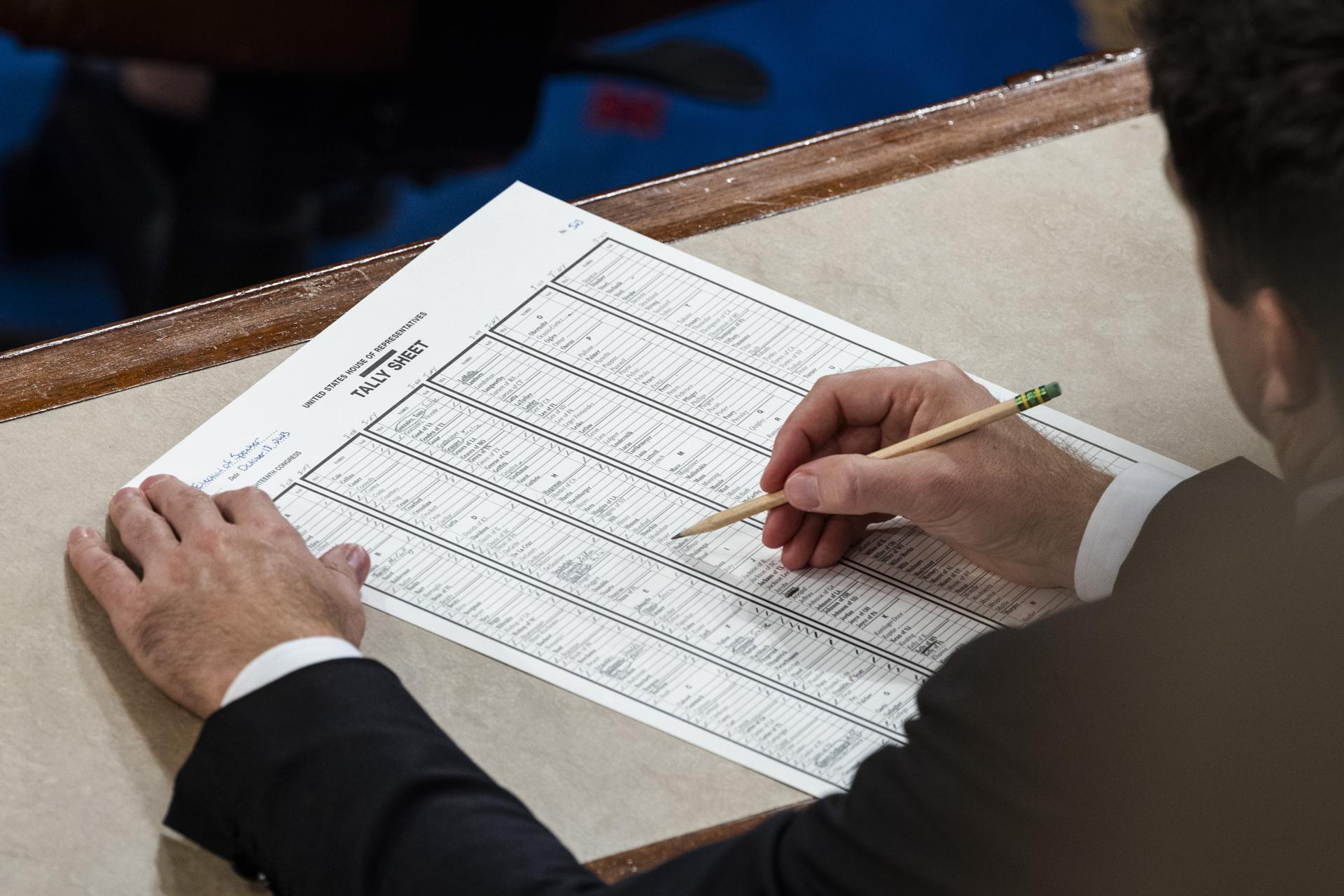 A lawmaker tallies votes during Republican Representative from Ohio Jim Jordan's second failed bid to be the next Speaker of the House in the US Capitol in Washington, DC, USA, 18 October 2023. (Jordania) EFE/EPA/JIM LO SCALZO