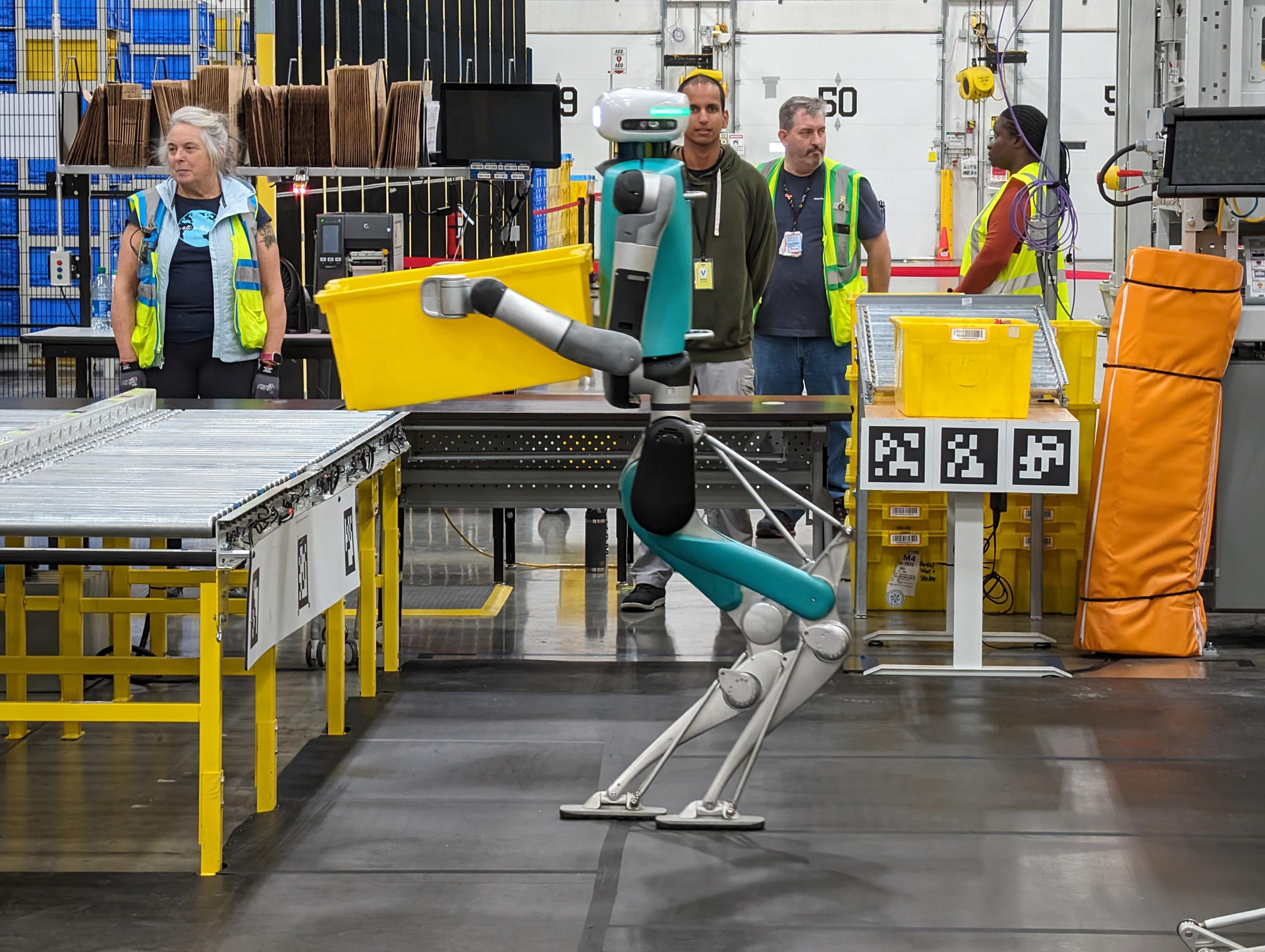 Fotografía del interior del almacén con nuevas máquinas de clasificación y brazos robóticos equipados con inteligencia artificial (IA) de Amazon, en Sumner (EE.UU.). EFE/Sarah Yáñez-Richards