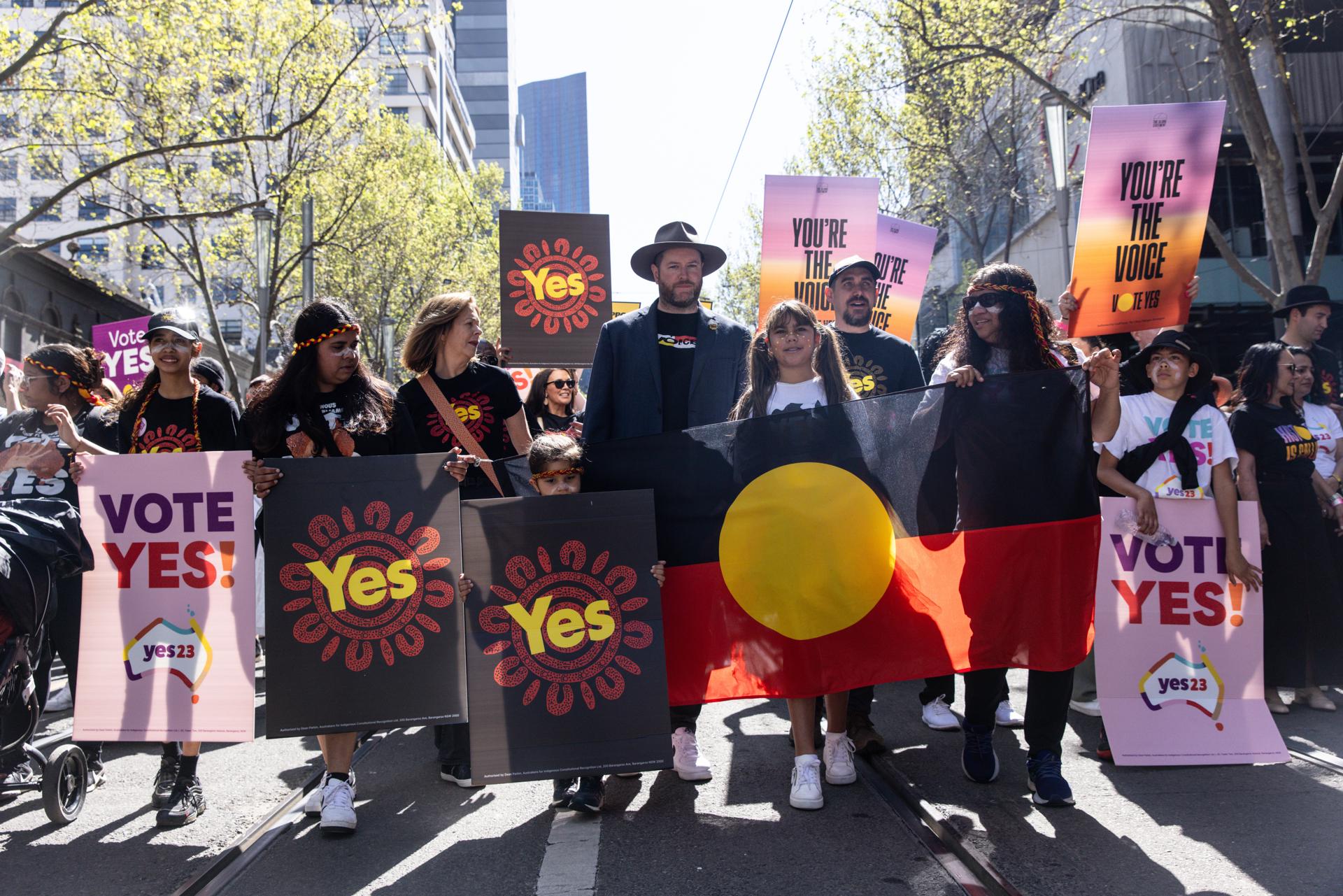 Supporters of the 'yes' campaign are seen during a walk for the Yes vote event in Melbourne, Australia, 17 September 2023. EFE/EPA/DIEGO FEDELE AUSTRALIA AND NEW ZEALAND OUT