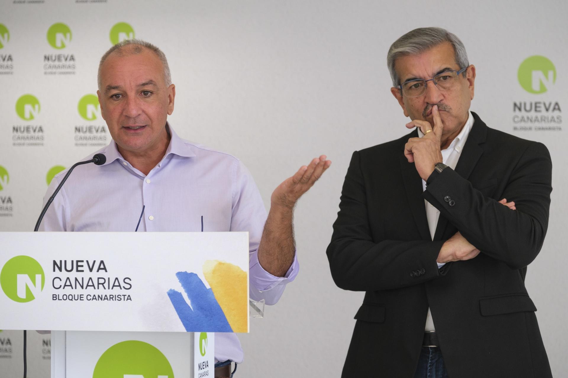 El presidente de Nueva Canarias, Román Rodríguez (d), y el portavoz del partido en el Parlamento, Luis Campos (i), han valorado los cien primeros días de gestión del Gobierno de Fernando Clavijo. EFE/Ángel Medina G.