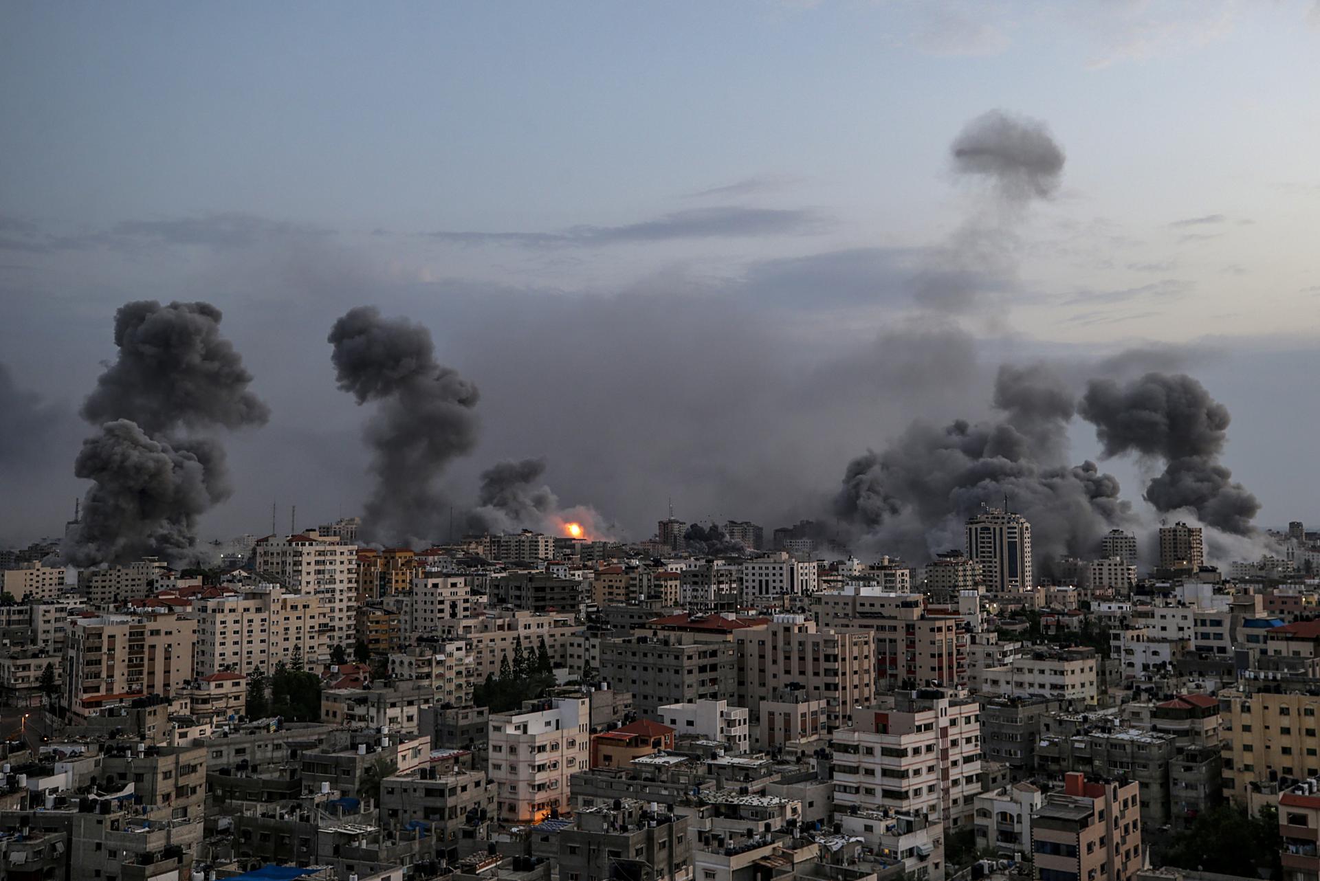 Gaza (---), 09/10/2023.- Smoke rises following an Israeli air strike on Gaza City, 09 October 2023. More than 700 Israelis were killed and over 2,000 were injured since the Islamist movement Hamas carried out an unprecedented attack on southern Israel on 07 October, the Israeli army said. (Laos) EFE/EPA/MOHAMMED SABER
