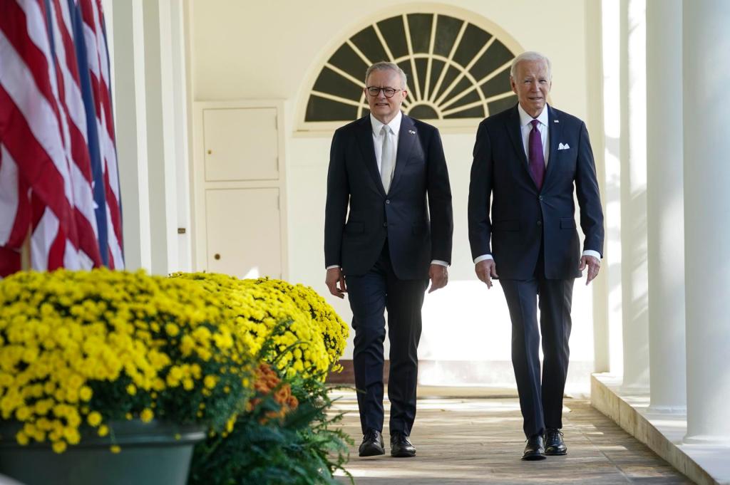 El presidente de Estados Unidos, Joe Biden (d), junto al primer ministro de Australia, Anthony Albanese (i), este 25 de octubre de 2023, en la Casa Blanca, Washington. EFE/ Kevin Lamarque/Pool