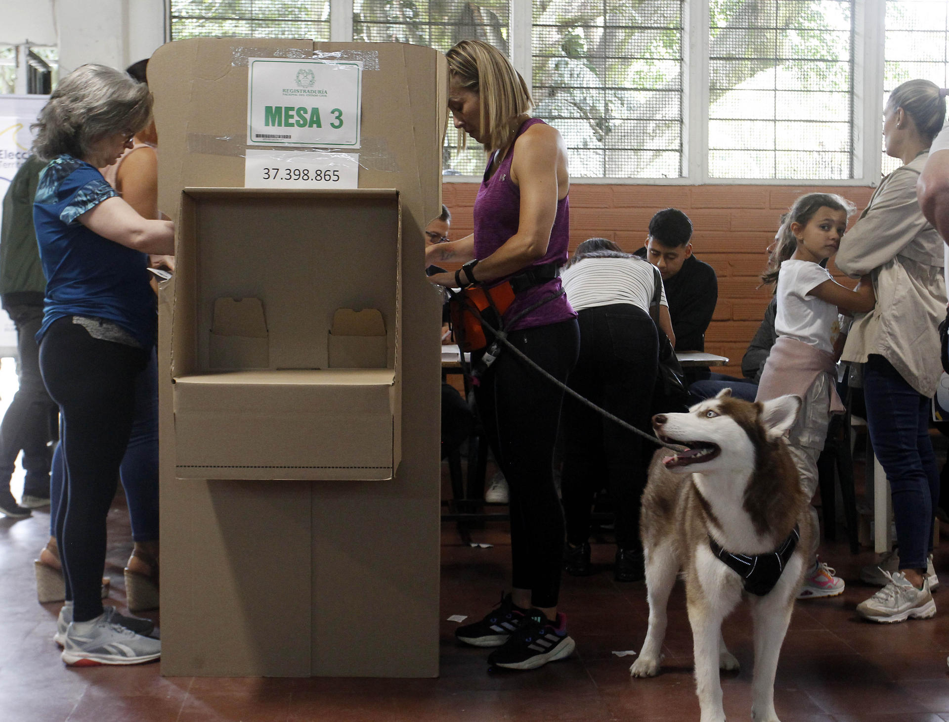 Abren los centros de votación en Colombia para elegir cargos locales y regionales