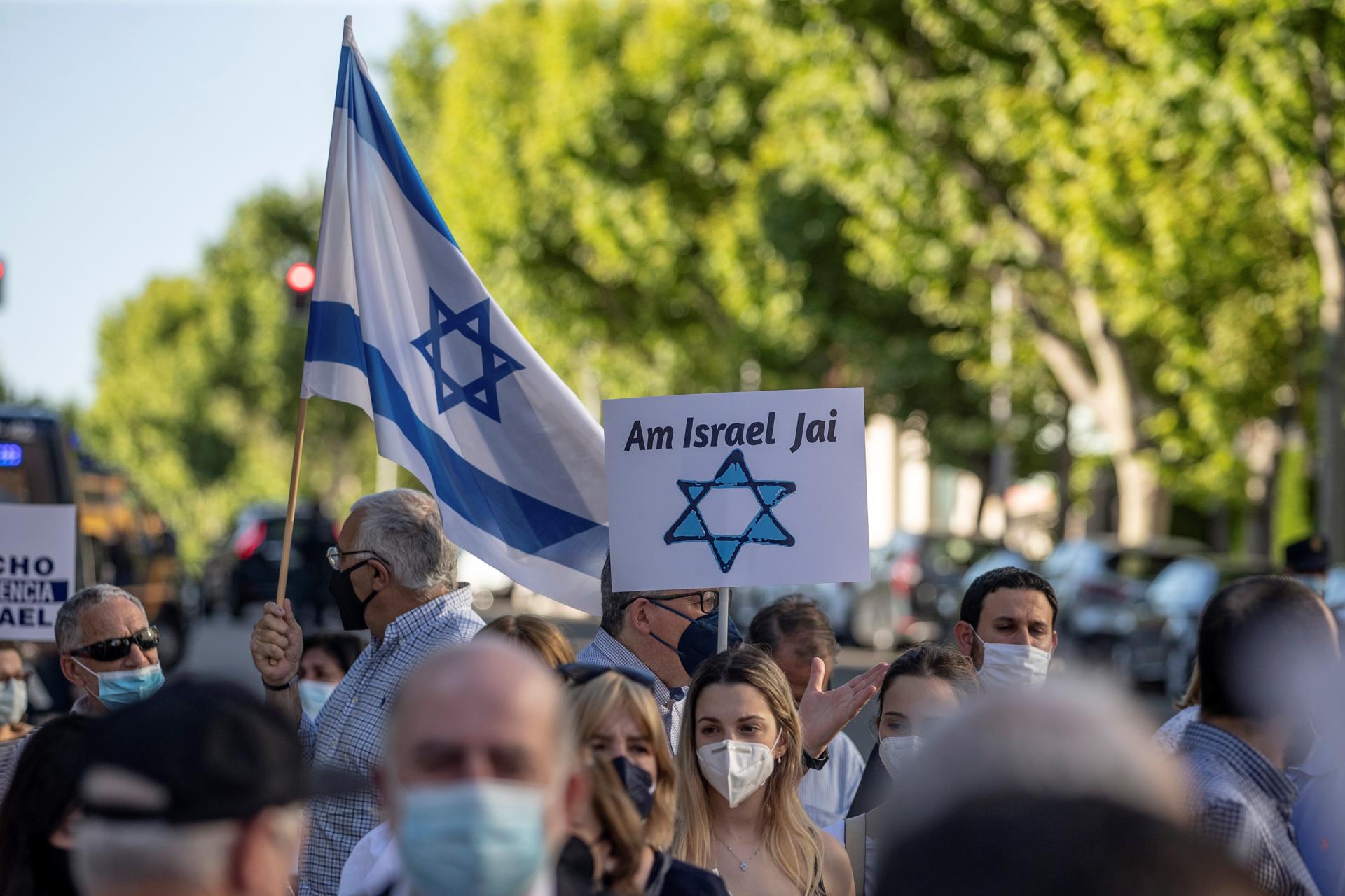 Personas asisten a una manifestación en apoyo a Israel frente a la Embajada israelí en Madrid, en una imagen de archivo. EFE/Rodrigo Jiménez