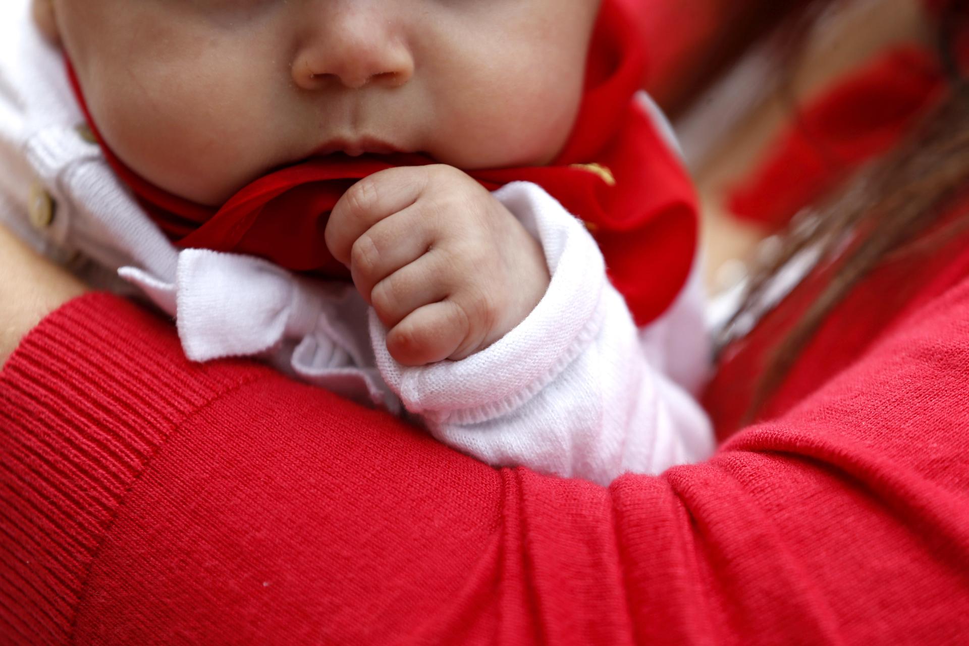 Imagen de archivo de un bebé en brazos. EFE/Javier Lizón