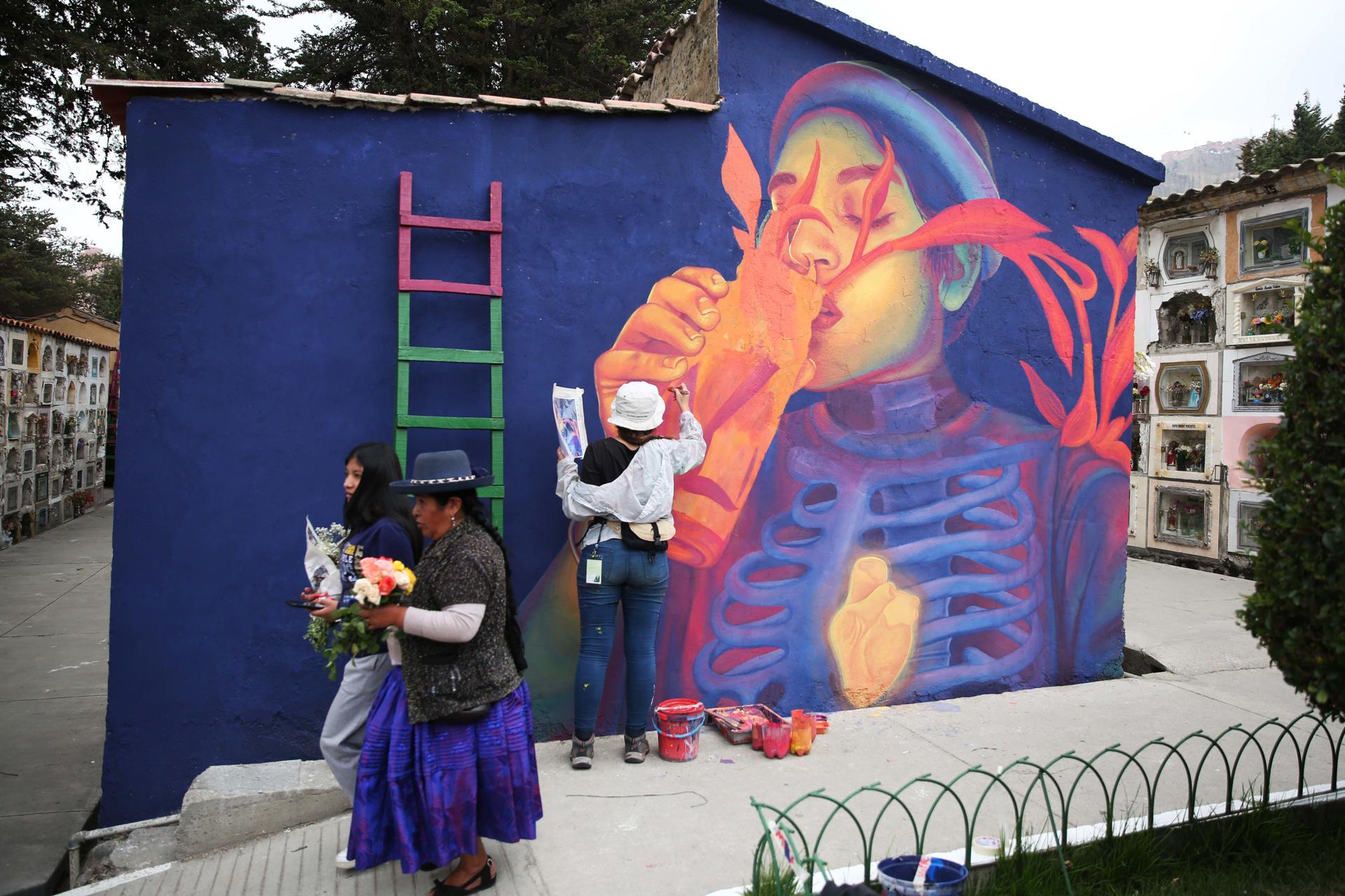 Un artista pinta un mural en el cementerio general en el marco del festival "Ñatinta 2023", hoy, en La Paz (Bolivia). EFE/ Luis Gandarillas