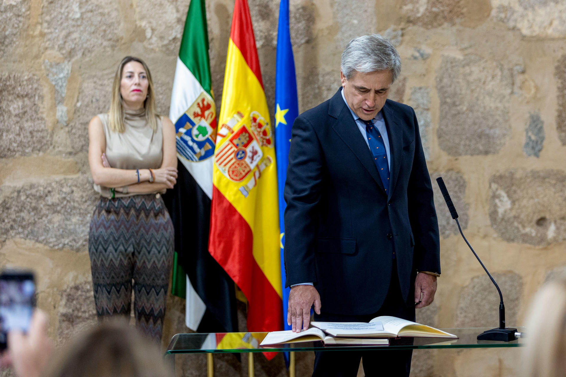 La presidenta de Extremadura, María Guardiola (i) durante la toma de posesión del consejero de Vox, Ignacio Higuero (d) como nuevo consejero de Gestión Forestal y Mundo Rural durante un acto celebrado este lunes en Mérida. EFE/ Jero Morales
