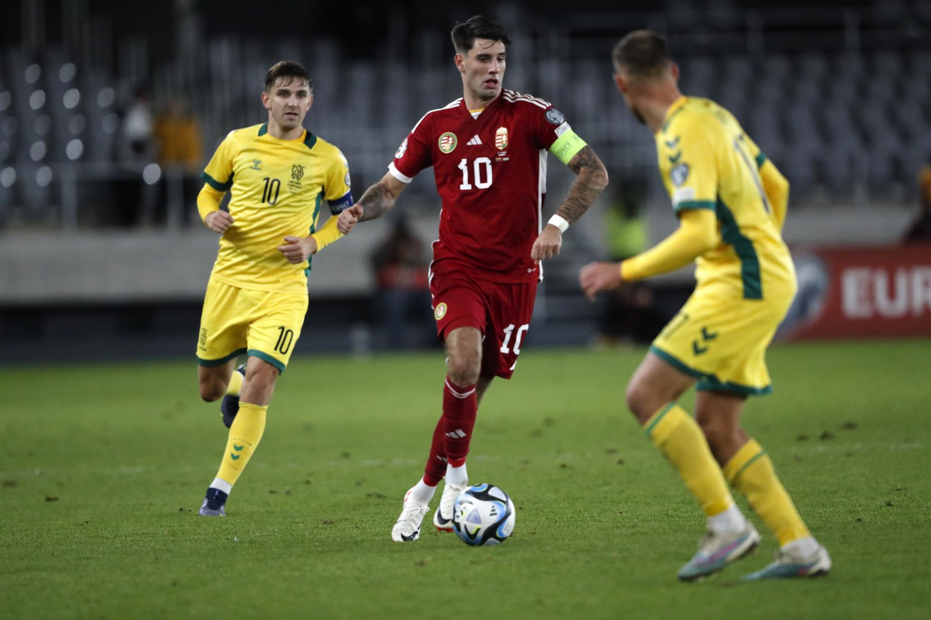 Pijus Sirvys (R) and Fedor Cernych (L) of Lithuania in action against Dominik Szoboszlai of Hungary during the UEFA EURO 2024 group G qualification round match between Lithuania and Hungary in Kaunas, Lithuania, 17 October 2023. EFE-EPA/TOMS KALNINS
