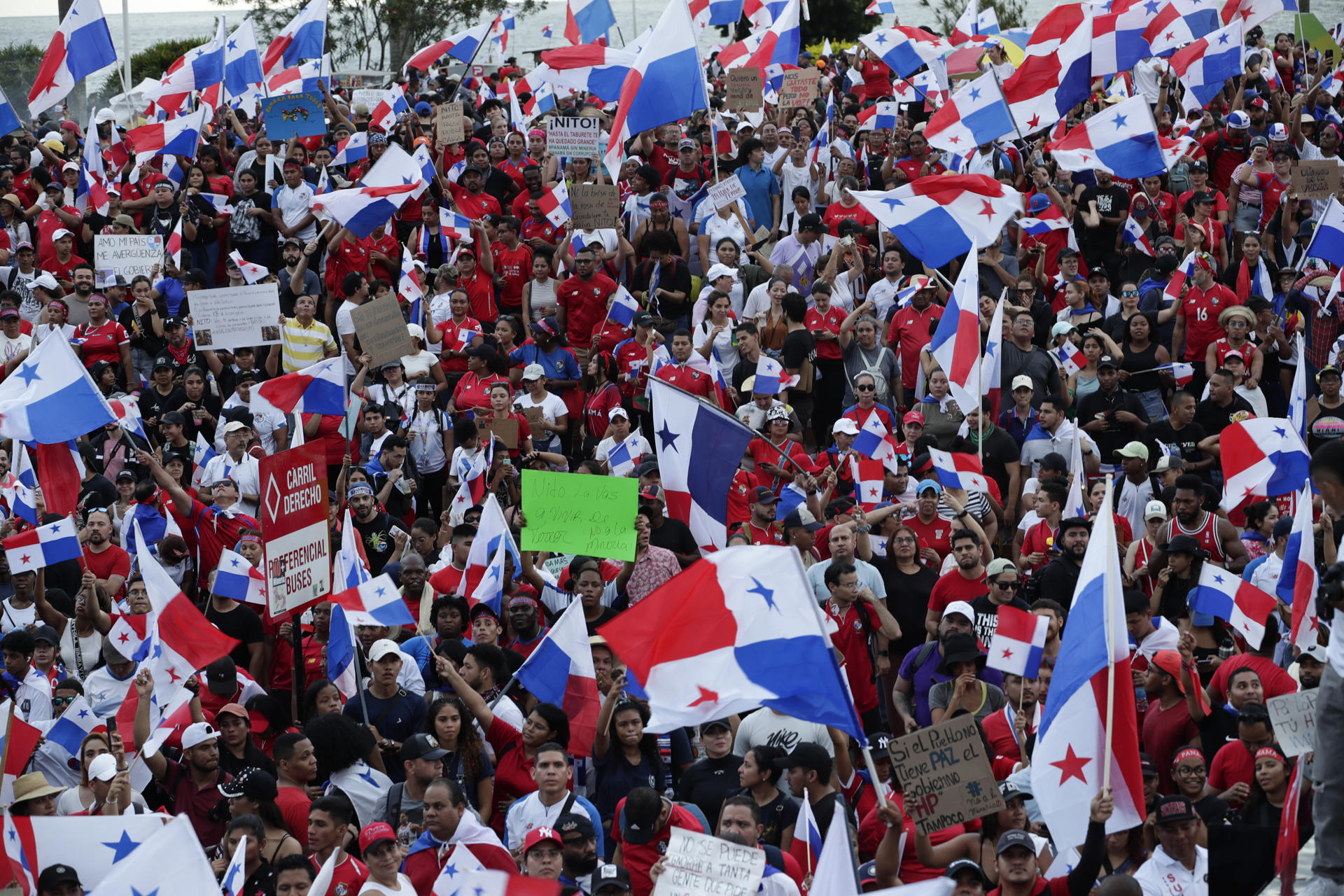 Panamanian president announces popular consultation
