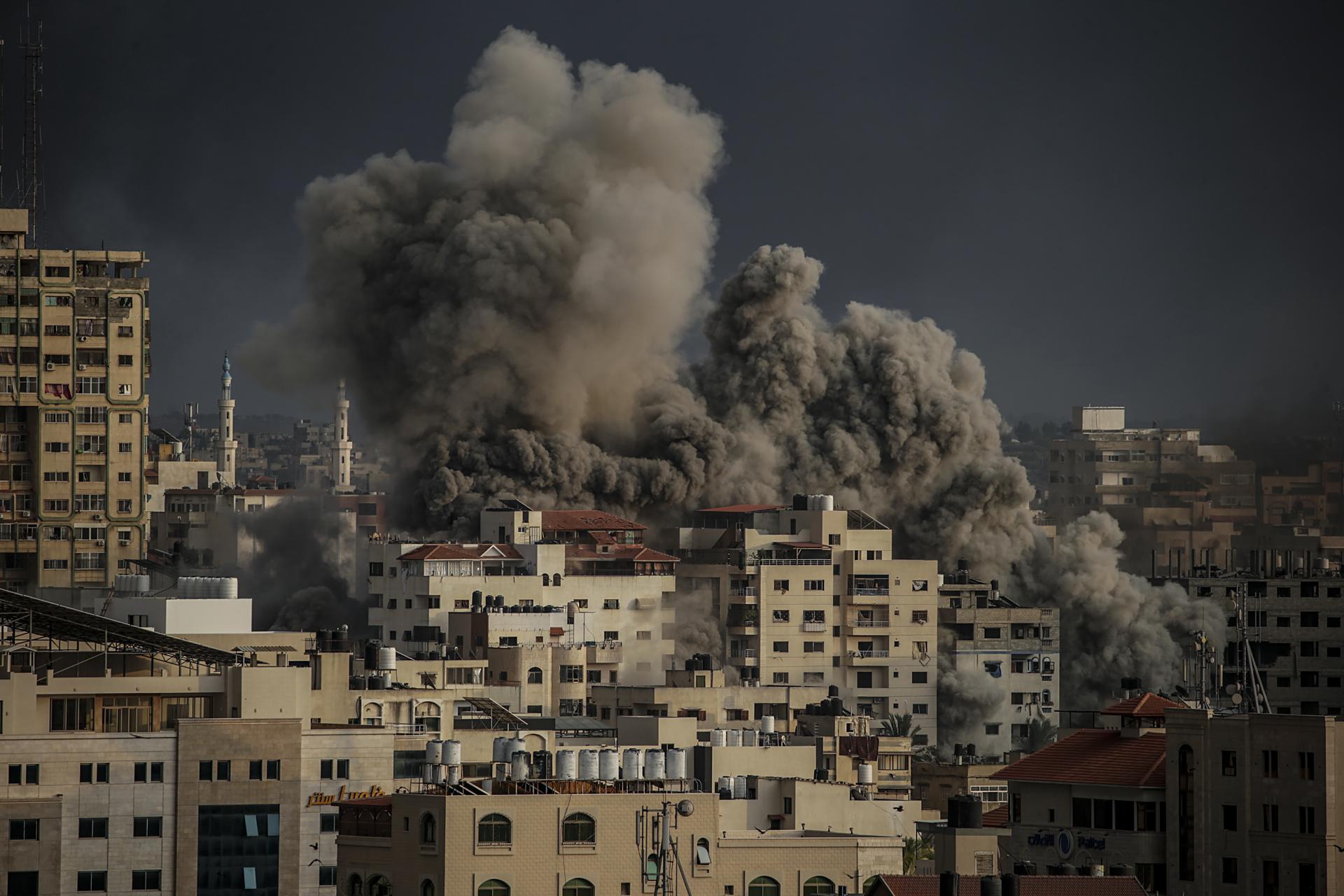 Vista de ataques de Israel sobre Gaza, el 9 de octubre de 2023. EFE/Mohammed Saber