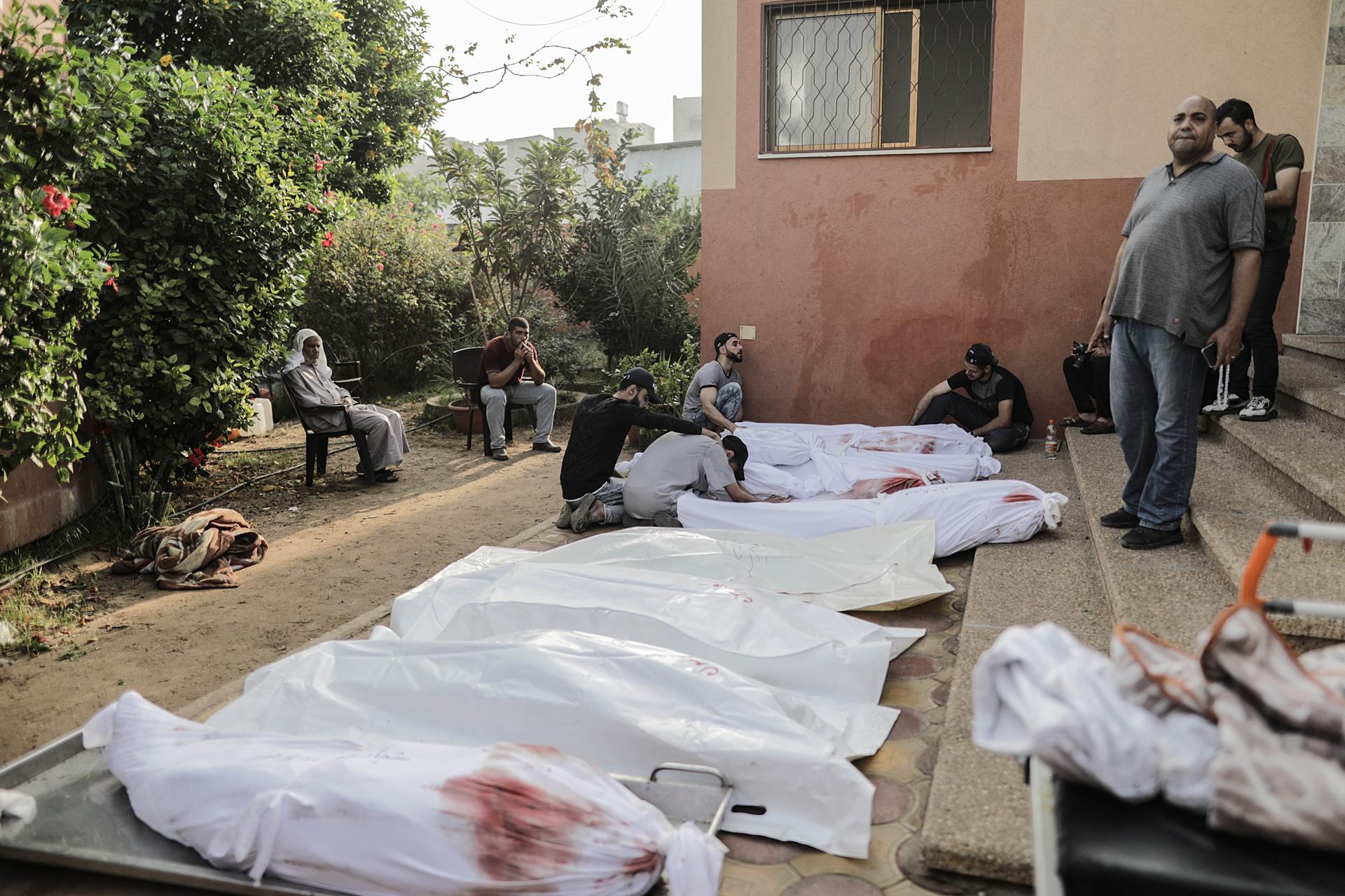 Relatives of Palestinians killed during the ongoing Israeli-Hamas conflict escalation mourn next to their bodies at the Nasser Hospital in Khan Yunis, southern Gaza Strip, 25 October 2023. EFE/EPA/HAITHAM IMAD
