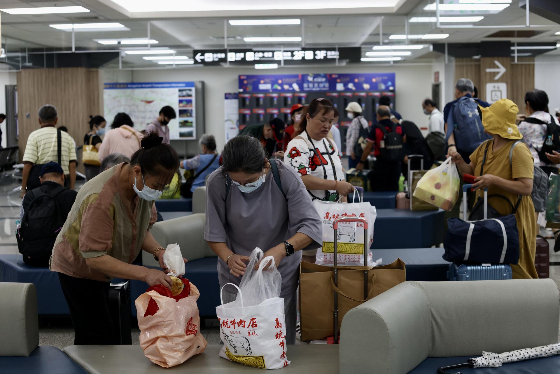 Affected passengers react as Typhoon Koinu moved closer toward southern Taiwan, inside the Songshan airport in Taipei, Taiwan, 04 October 2023. EFE/EPA/RITCHIE B. TONGO