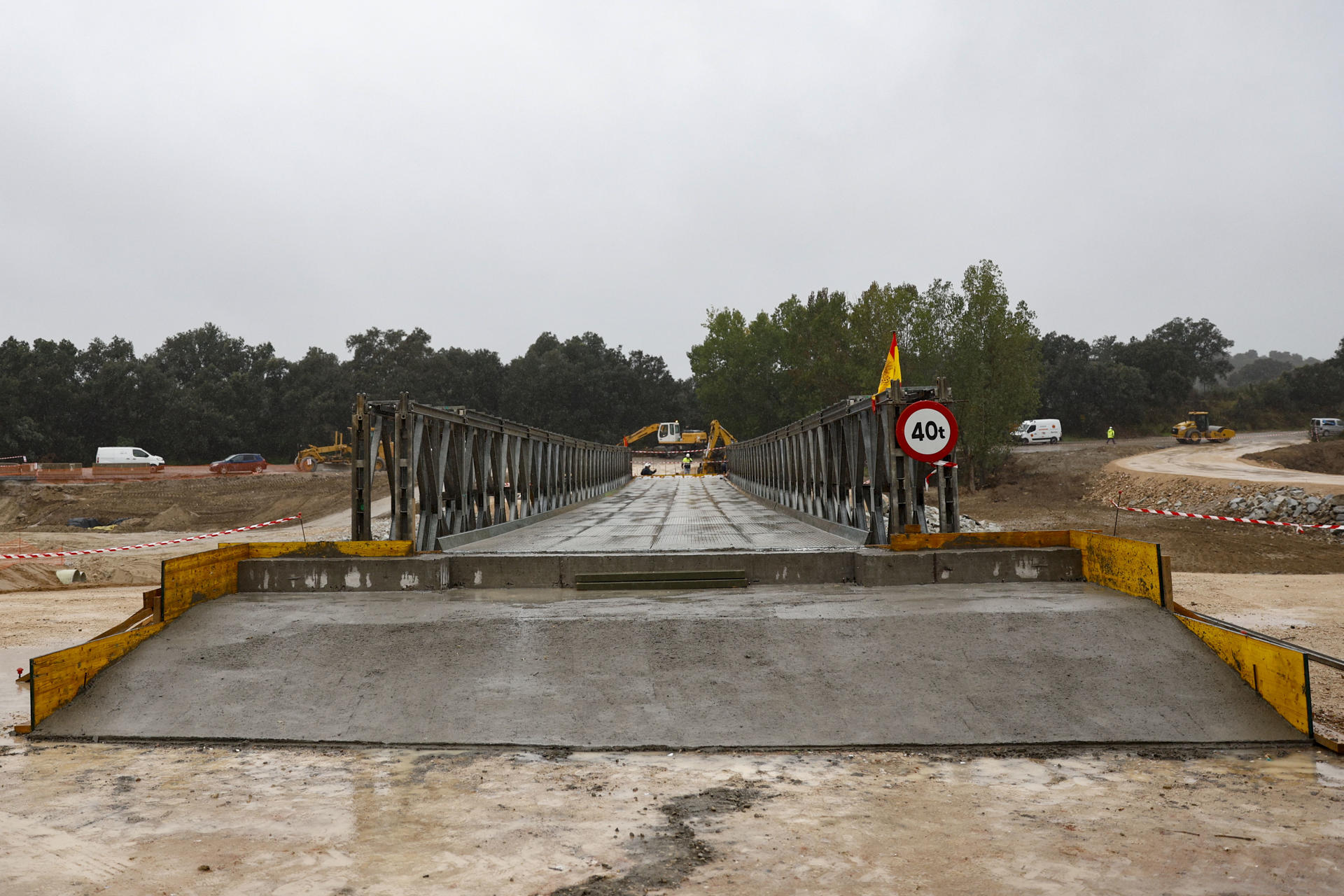 Puente Mabey que han instalado los militares del Mando de Ingenieros del Ejército de Tierra en la localidad madrileña de Aldea del Fresno tras ser destruido por la última DANA a principios de septiembre. EFE/ Rodrigo Jiménez
