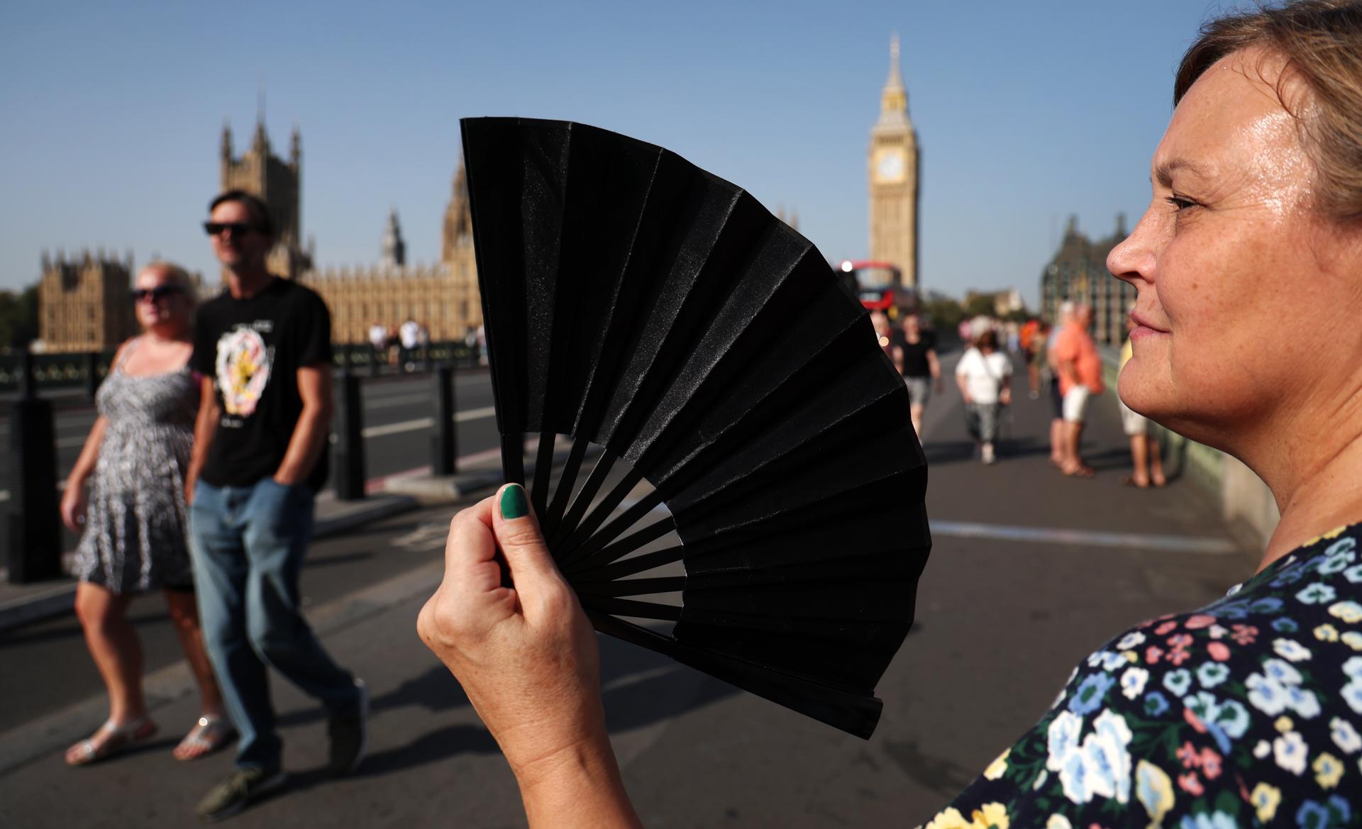 (FILE) A woman fans herself in central London, Britain, 09 September 2023. EFE/EPA/ANDY RAIN