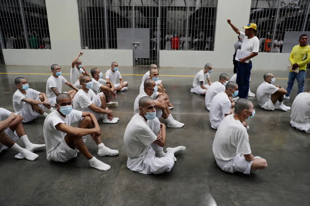 Unos presos se sientan en el Centro de Confinamiento para el Terrorismo (Cecot), hoy en Tecoluca (El Salvador). EFE/Rodrigo Sura
