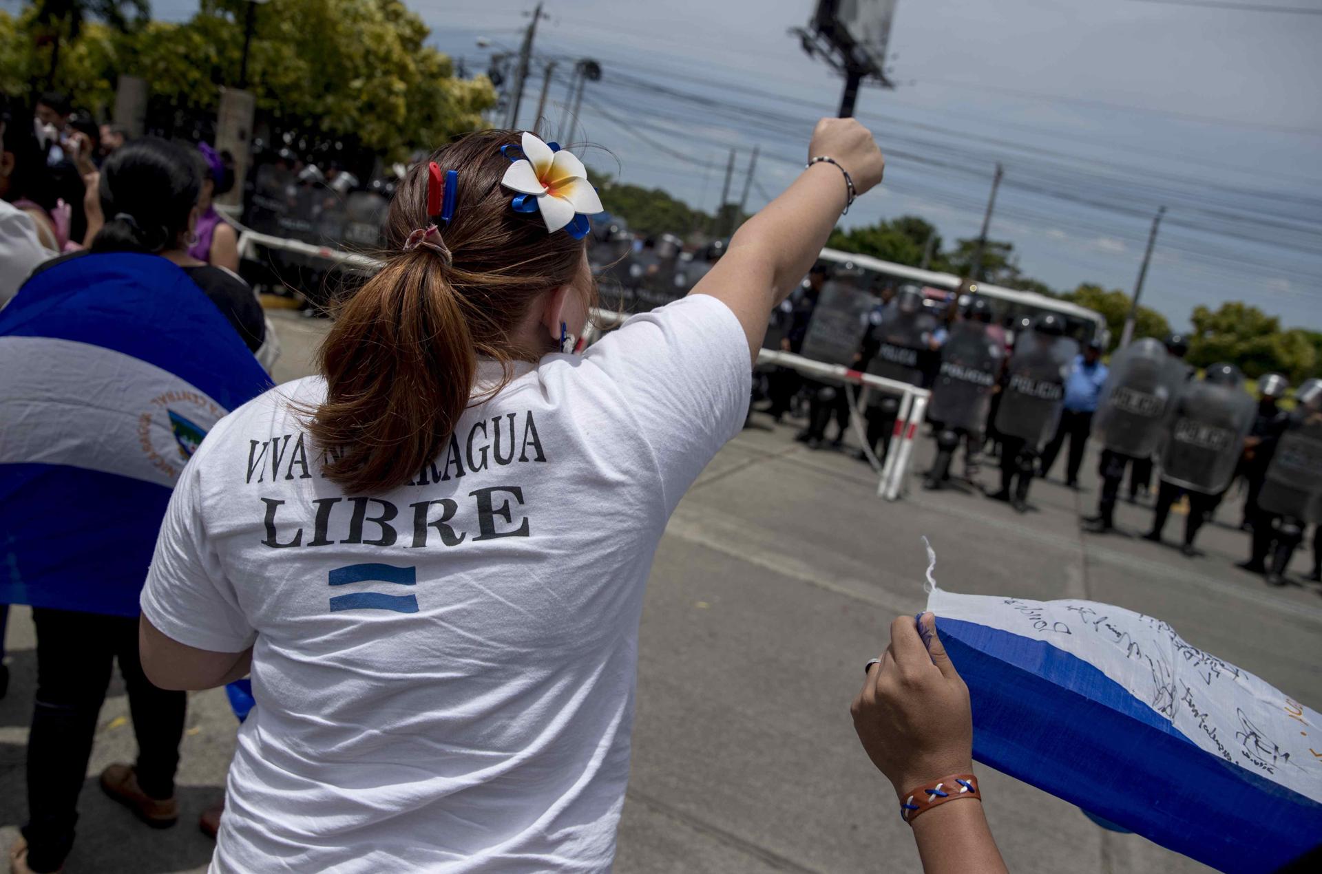 (FILE) People participate during in a protest on September 12, 2019, after a meeting of members of the Blue-White National Unity (UNAB), in Managua (Nicaragua), against President Daniel Ortega, due to the police siege.