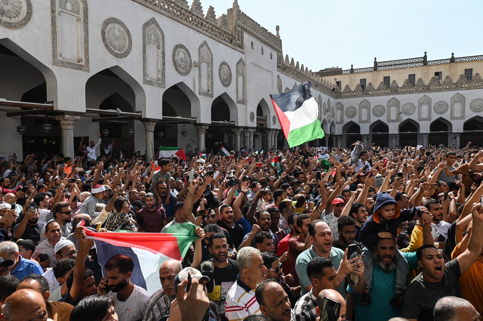 People shout slogans during a protest in support of the Palestinian people, in downtown Cairo, Egypt, 20 October 2023. EFE-EPA/STR
