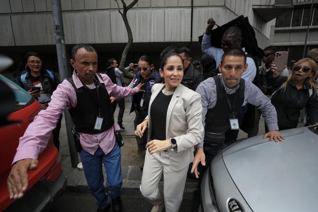 La candidata presidencial Luisa Gonzalez (c), con chaleco antibalas, a su salida de la Fiscalia General del Estado, despúes de entregar una demanda por un supuesto intento de atentado en contra de su persona, el 18 de septiembre del 2023, en Quito (Ecuador). EFE/José Jácome
