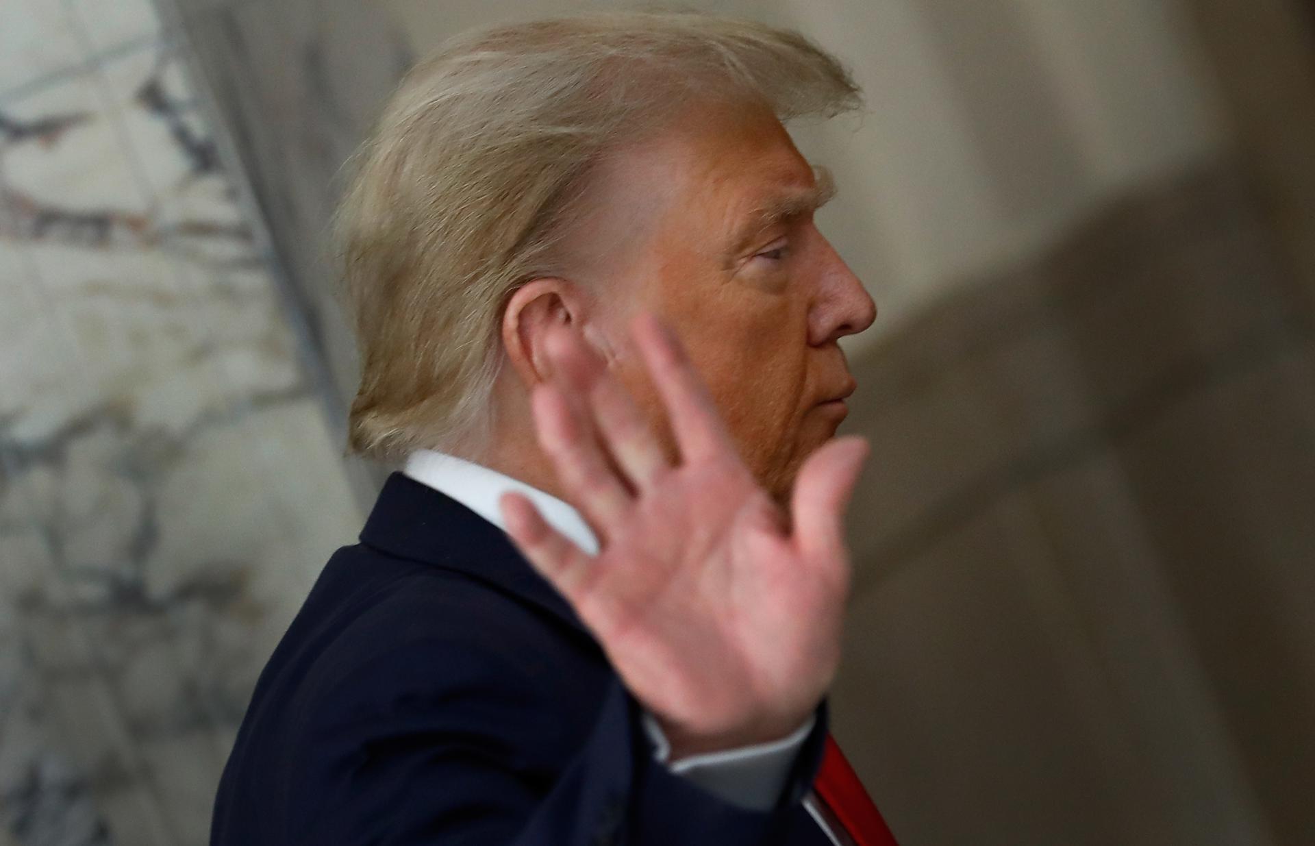 New York (United States), 04/10/2023.- Former US President Donald J. Trump gestures to the media during a short recess on the third day of his civil fraud trial in New York, New York, USA, 04 October 2023. Trump, his adult sons and the Trump family business are facing a lawsuit by the State of New York accusing them of inflating the value of assets to get favorable loans from banks. (Nueva York) EFE/EPA/PETER FOLEY