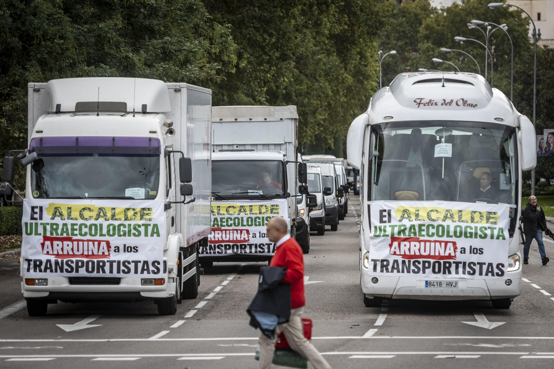Vista de la "marcha lenta" convocada por las principales asociaciones del sector del transporte de mercancías por carretera y de viajeros en Madrid. EFE/ Fernando Villar

