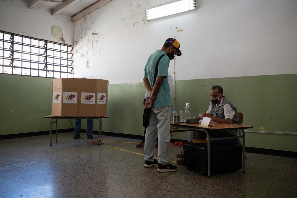 Fotografía de archivo mientras votan en Caracas (Venezuela).

