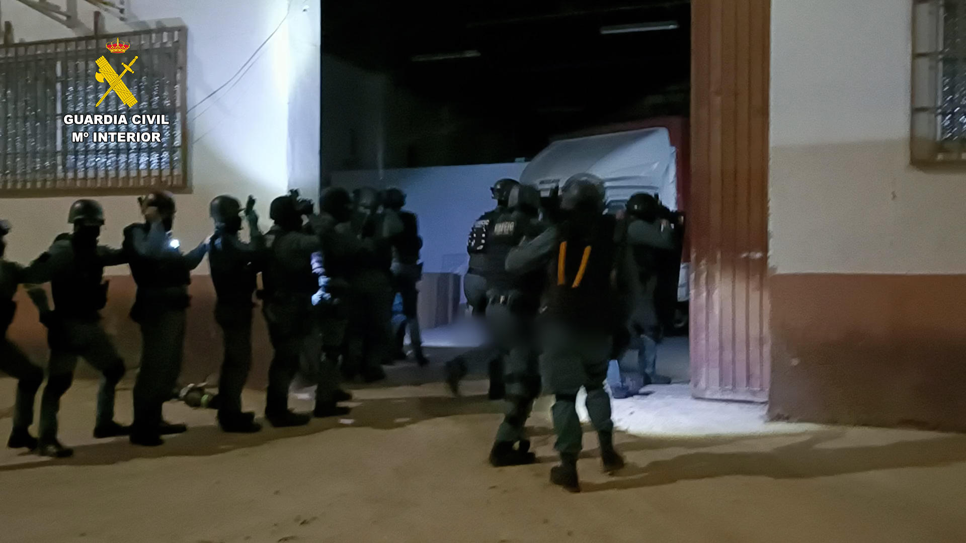 Entrada a un almacén sospechoso durante la operación, en una imagen compartida por la Guardia Civil.
