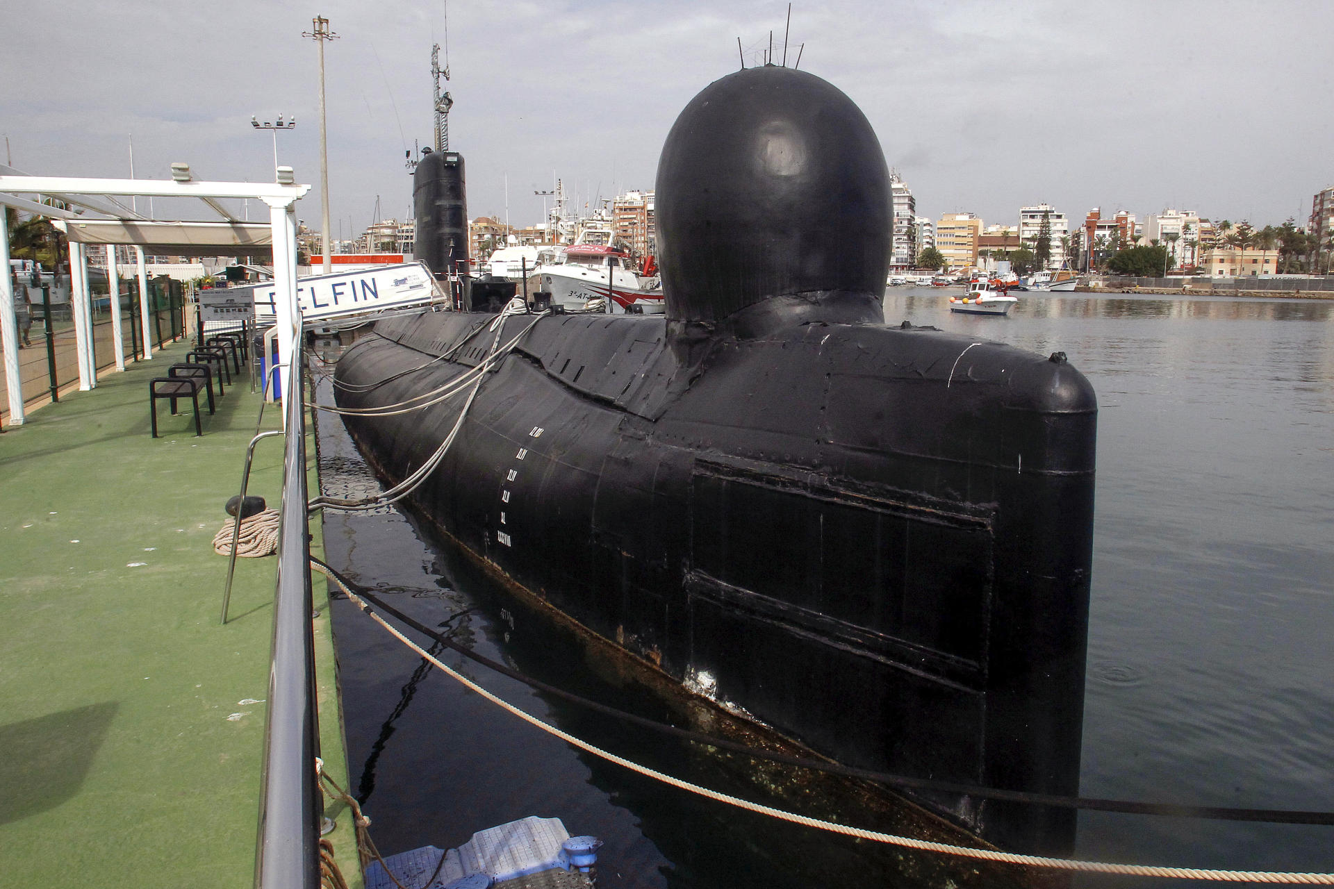 Vista general del submarino Delfín S-61 que, amarrado desde 2004 en el puerto de Torrevieja (Alicante), no fue desguazado tras terminar de prestar servicio (1973-2003) y en estas casi dos décadas de 'segunda vida' se ha confirmado en uno de los complementos más solicitados dentro de la oferta turística de esta ciudad del sur de la Comunitat Valenciana, normalmente centrada en el destino de sol y playa, al ser el primer y único submarino de la Armada española convertido en museo flotante. EFE/Morell