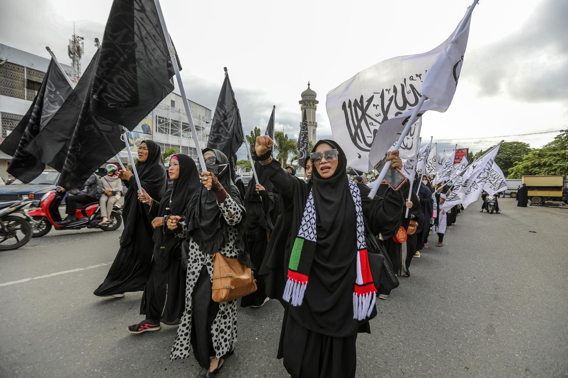 Muslim women shout slogans as they march during a rally supporting the Palestinian people in Banda Aceh, Indonesia, 13 October 2023. EFE/EPA/HOTLI SIMANJUNTAK
