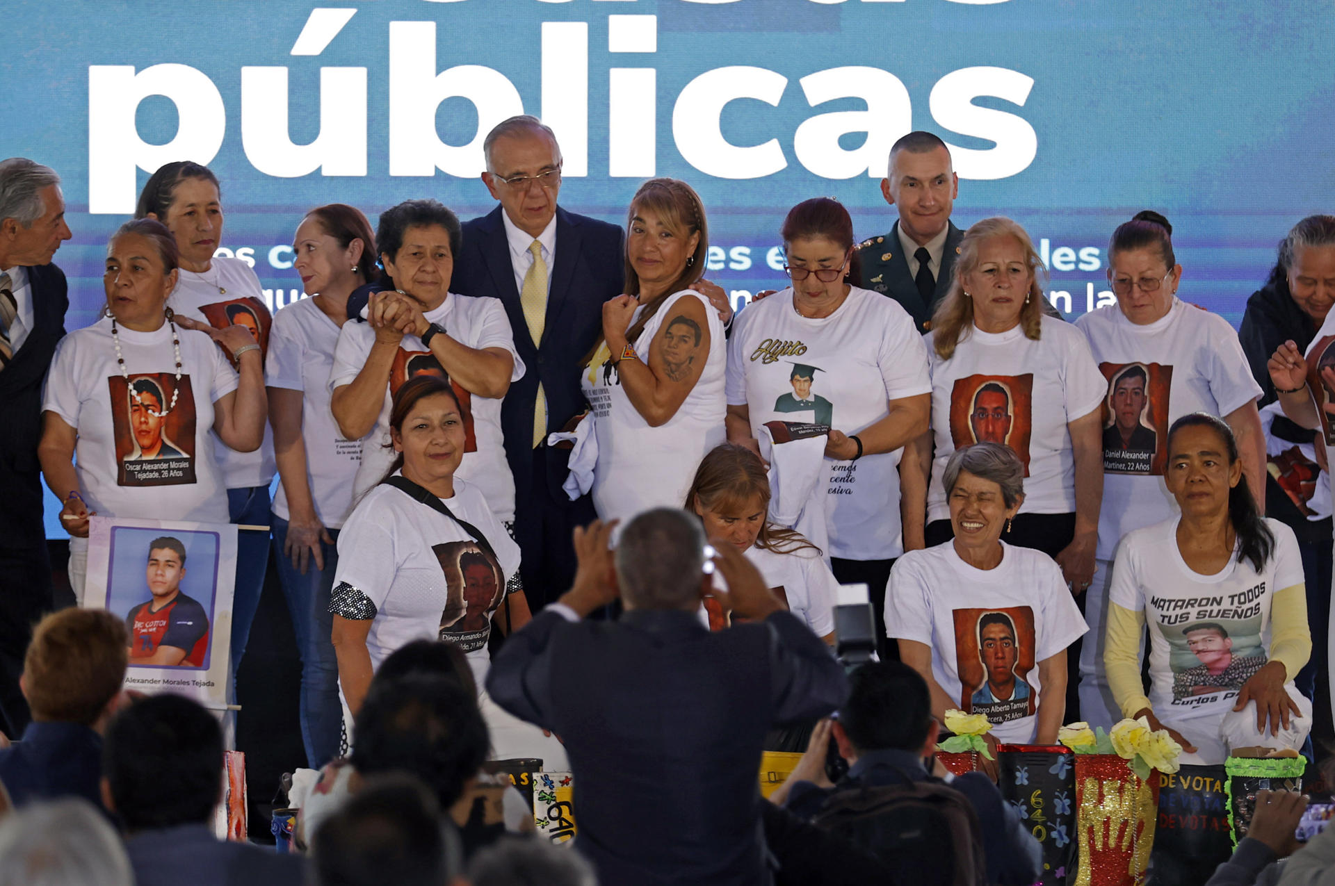 Iván Velásquez Gómez (c), ministro de Defensa de Colombia, participa hoy en un acto de excusas públicas ante madres de víctimas de falsos positivos, en la Plaza de Bolívar en Bogotá (Colombia). EFE/Mauricio Dueñas Castañeda