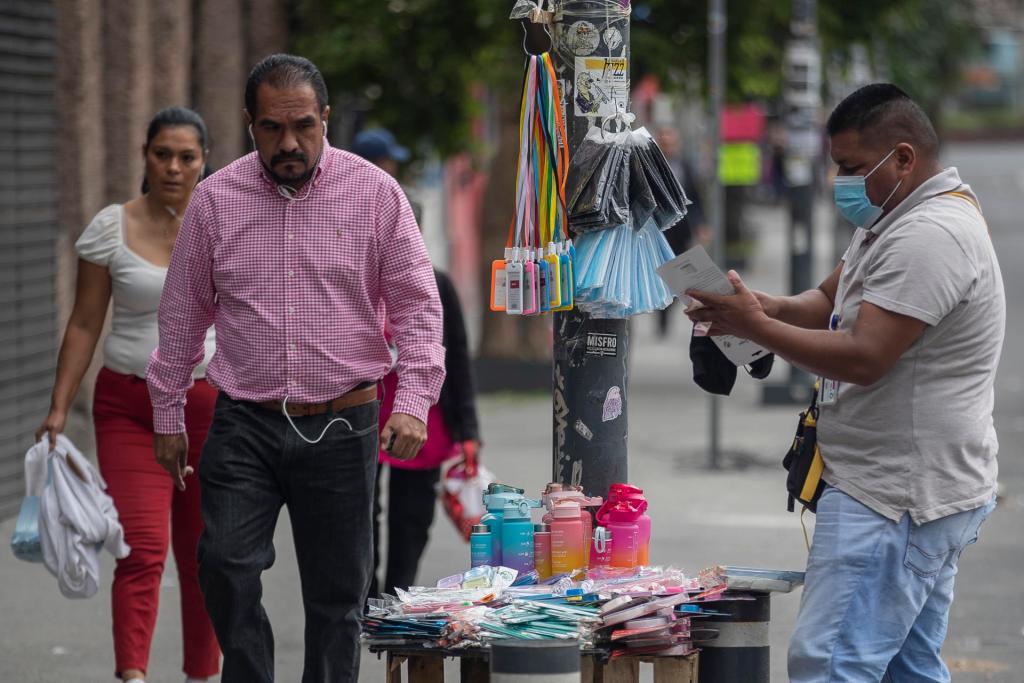 Un vendedor ambulante ofrece sus productos el 25 de agosto de 2023, en una calle de la Ciudad de México (México). EFE/ Isaac Esquivel
